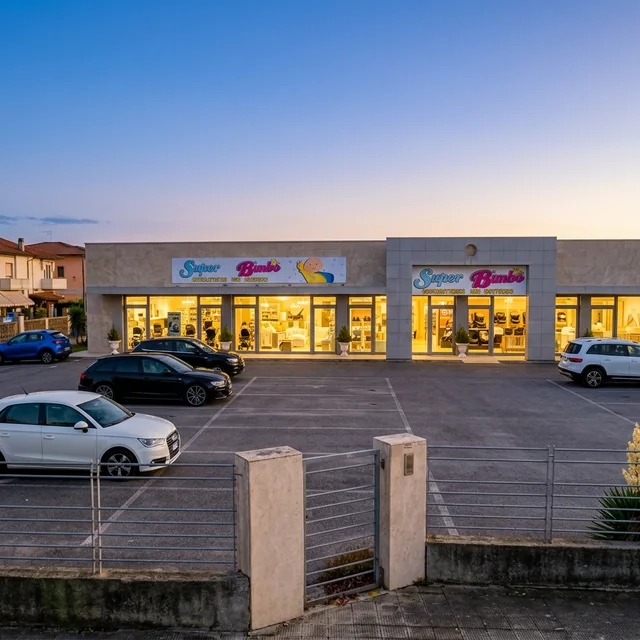 Il megastore SuperBimbo al tramonto